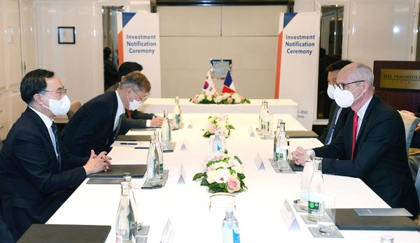 Trade, Industry and Energy Minister Moon Seung-wook (far left) discusses various issues with Valeo CEO Christophe Périllat in Paris, France on March 22.