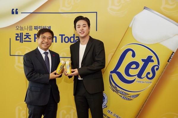 우창균 신세계L&B 대표이사(왼쪽)가 ‘레츠’ 광고 모델 배우 박정민(오른쪽)과 기념 촬영을 하고 있다
