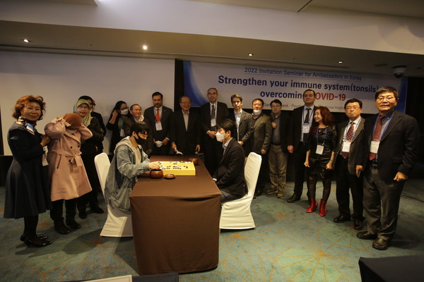 Director Seo Hyo-seok of the Pyunkang Korean Medicine Hospital (ninth from left) poses with the ambassadors and other guests at the meeting watching the Baduk (Go) game at the meeting. 