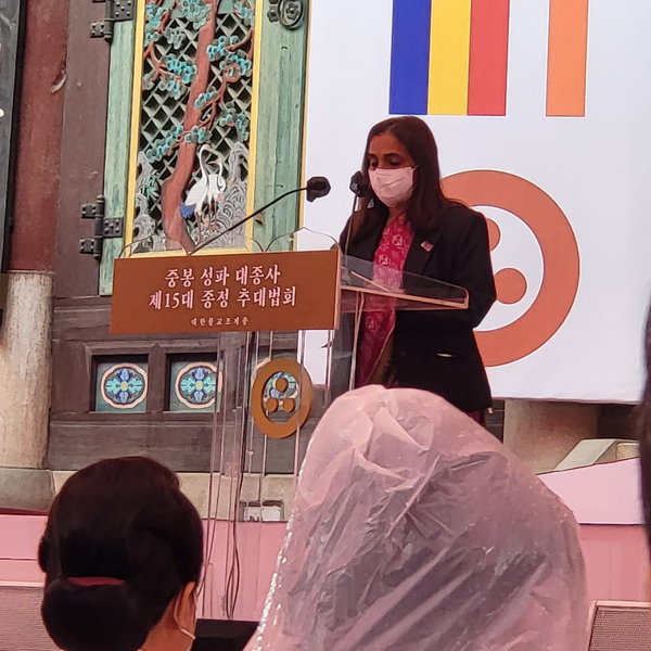 Ambassador H.E. Sripriya Ranganathan of India delivers a congratulatory speech at the ceremony for the investiture of Ven. Seongpa as the 15th Supreme Patriarch of the Jogye Order held in Jogyesa, Seoul on March 30, 2020.
