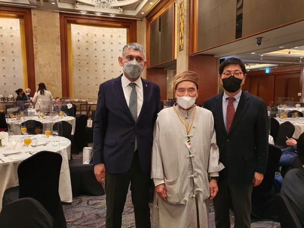 Photo shows Venerable Chief Abbot Hyangdeok of the Cheonman-sa Buddhist Temple (center) in Ulsan flanked on the left by Commercial Counsellor Munir OGUZ of the Turkish Embassy in Seoul posing with Editorial Writer-Vice Chairman Song Na-ra of The Korea Post media (right).
