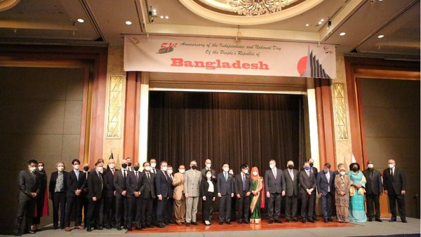 Ambassador and Mrs. Delwar Hossain of Bangladesh (11th and 10th respectively from right) with the Korean government representatives and ambassadors of many countries at the reception held at the Lotte Hotel in Seoul on March 28, 2022 in celebration of the 51st Anniversary of the Independence ant National Day of Bangladesh at the Lotte Hotel in Seoul. The reception was covered by The Korea Post media coverage team of Vice Chairpersons Joy Cho, Song Na-ra and Photographer Jang Jung-hyung 