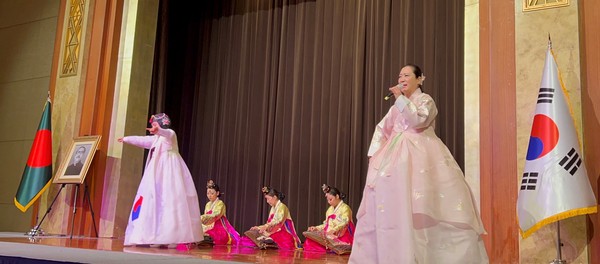 3월 28일 서울 롯데호텔에서 열린 방글라데시 국경일 리셉션에서 한국 전통 무용과 악기공연을 선보이고 있다.