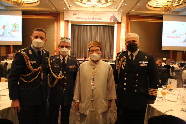 천만사 향덕 스님 (왼쪽에서 세번째)이 대사관 군인들과 함께 사진을 찍고 있다.