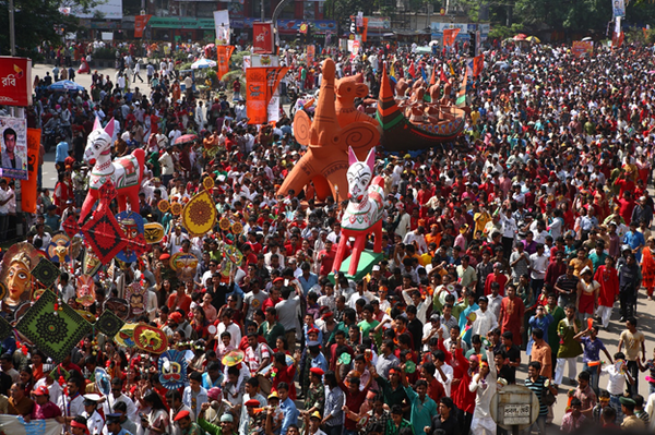방글라데시 새해의 망갈 쇼바자트라 행렬은 유네스코 문화 유산으로 지정되어 있다