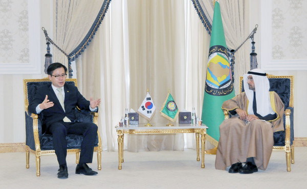 Trade Minister Yeo Han-koo (left) talks with GCC Secretary General Nayef Al-Hajraf at the GCC Secretariat in Riyadh, Saudi Arabia, on Jan. 19 at a signing ceremony for a joint declaration to officially resume negotiations on the Korea-GCC FTA.