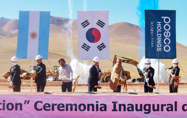 POSCO Group CEO Choi Jeong-woo (center) participates in the first phase groundbreaking ceremony of the brine lithium plant based on the Hombre Muerto salt lake in Argentina on March 23.