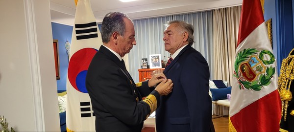 Vice Admiral Herbert Del Alamo (left) decorates the Ambassador of Peru in Korea, Daúl Matute Mejía with the "Naval Medal of Honor for Merit" for the cause "Exceptional Services Provided for the benefit of the Navy of Peru” on March 30, 2022.