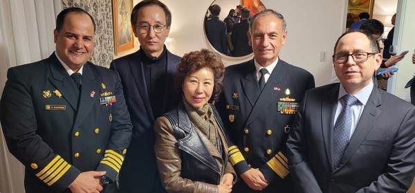 Vice Admiral Herbert Del Alamo poses for the camera with CEO Lee Jong-wook of Daelyuk Plating (second from left) and Vice Chairwoman Joy Cho of The Korea Post (center) at a reception held at the Official Residence of the Embassy of Peru in Seoul on March 30, 2022.