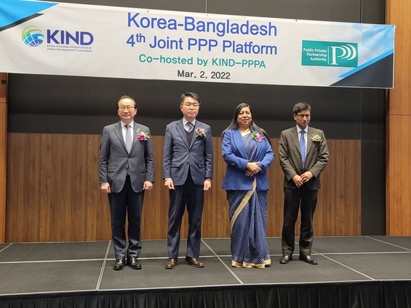 Ambassador M. Delwar Hossain of Bangladesh(right) and KIND President Lee Kang-hoon (left) are taking a commemorative photo, along with other guests, at a joint Korea-Bangla consultative body event on March 2, 2022.