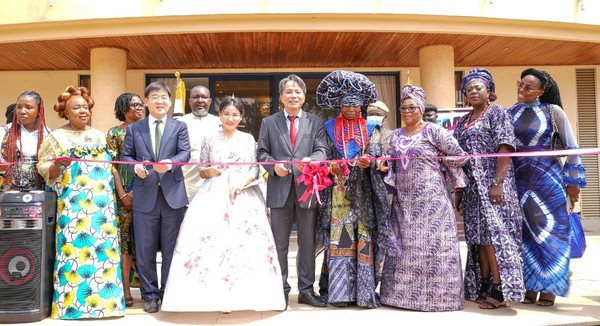 Ambassador Kim Young-chae of the Republic of Korea in Nigeria (4th from left, front row) with Mrs. Kim (in white diress besides Amb. Kim), cuts ribbons with well-wishers at the opening ceremony of the Exhibition in Nigeria. Mrs. Nike Okundaye and Director Kim Chang-ki of the Korean Cultural Center Nigeria (left and second from left, front row) are also seen together with others VIP guests during the opening ceremony of the exhibition.