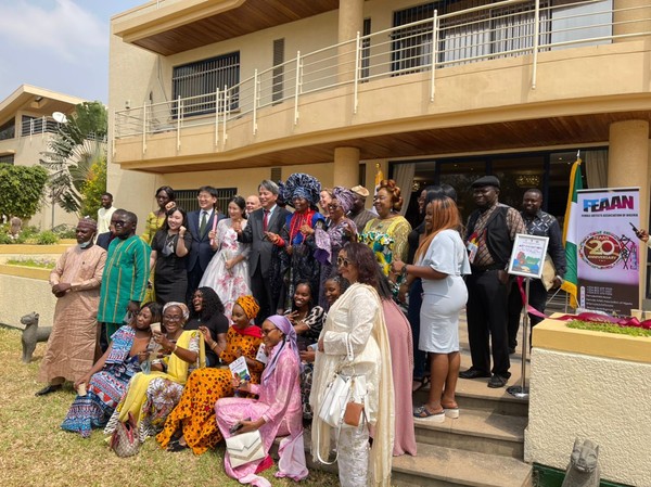 Amb. and Mrs. Kim and Director Kim pose with lady artists of Nigeria.