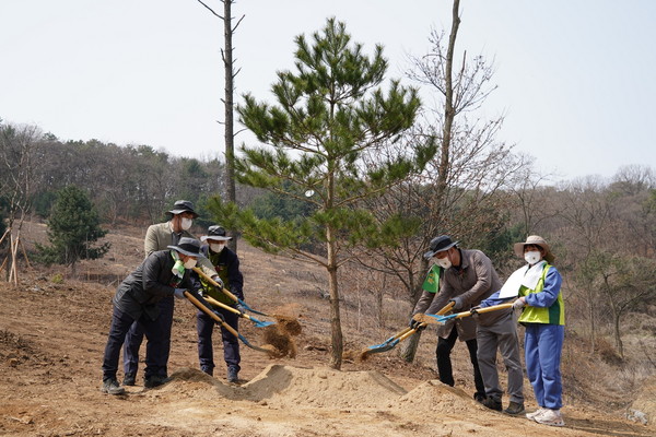 Nam Tae-heon, deputy minister of the Korea Forest Service (far left), is planting trees with participants at a tree planting event commemorating the 77th Arbor Day in Gimpo, Gyeonggi-do, on April 5.