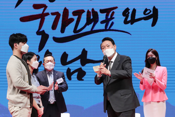 President-elect Yoon Suk-yeol encourages young traders at the 'Meeting with the National Youth Trade Representatives' held at the Korea International Trade Association in Gangnam-gu, Seoul on March 31.