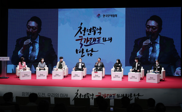 President-elect Yoon Suk-yeol (fifth from left) delivers an encouraging speech at the 'Meeting with the National Youth Trade Representatives' held at the Korea International Trade Association in Gangnam-gu, Seoul on March 31.
