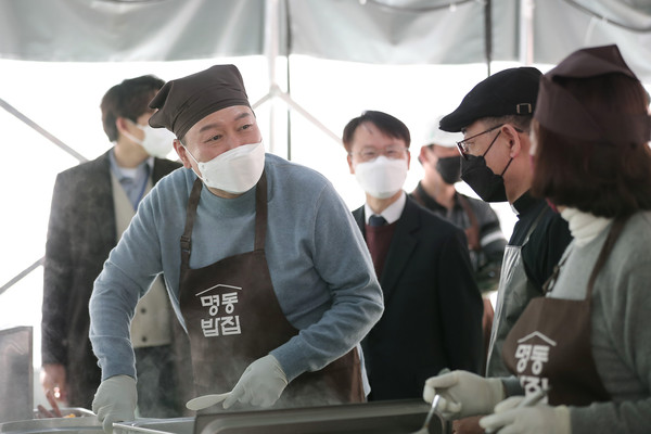 President-elect Yoon Suk-yeol engages in volunteer work for food distribution to the needy at the Myeongdong Cathedral Rice Restaurant, a free lunch restaurant in Jung-gu, Seoul on March 30.