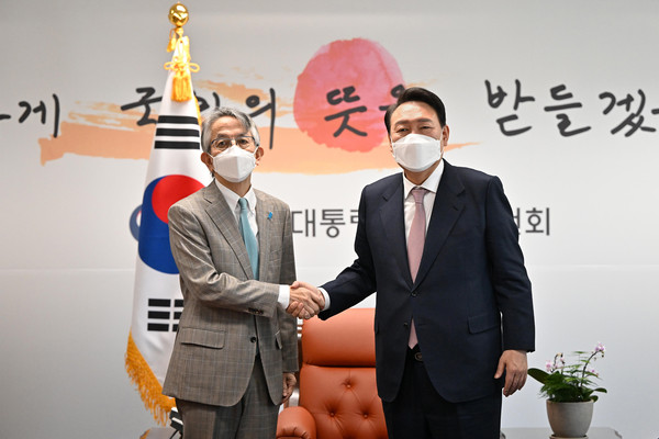 President-elect Yoon Suk-yeol (right) shakes hands with Japanese Ambassador to Korea Koichi Aiboshi before holding a meeting at the former’s office in Tongui-dong, Jongno-gu, Seoul on March.