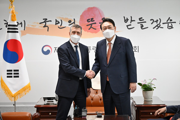 President-elect Yoon Suk-yeol (right) meets with Israeli Ambassador to Korea Akiva Tor at the Yoon’s office in Tongui-dong, Jongno-gu, Seoul on March 24.