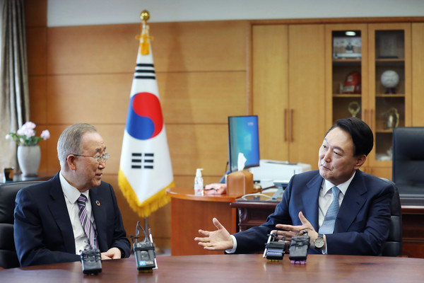 President-elect Yoon Suk-yeol (right) talks with former UN Secretary-General Ban Ki-moon at the Yoon’s office in Tongui-dong, Jongno-gu, Seoul on March 18, 2022.