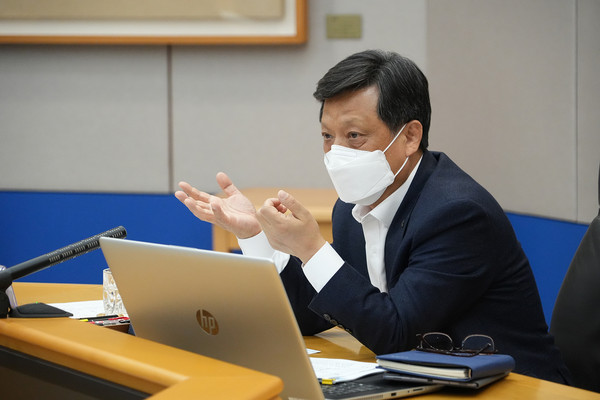 POSCO Vice Chairman Kim Hag-dong explains to participants how to operate the consultative group and major plans at the kick-off meeting of the Carbon Neutral Committee on March 16.