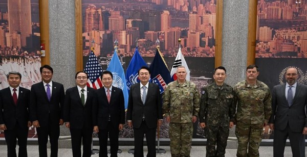 President-elect Yoon Suk-yeol (fifth from left) poses with Gen. Gen. Paul J. LaCamera of the USFK (sixth from left) during his visit to the United States Forces Korea base in Pyeongtaek on April 7, 2020.