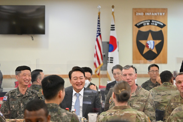 President-elect. Yoon Suk-yeol (fourth from left) speaks with the men and officers of the USFK in Camp Humphreys in Pyeongtaek, Gyeonggi Province on April 7, 2022.