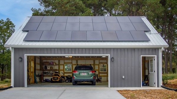 미국 노스캐롤라이나 주 차고에 설치된 한화큐셀의 ‘큐피크 듀오 블랙’ 태양광 모듈