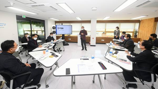 Osan City Mayor Kwak Sang-wook (center, standing) speaks at the Edutech Future School Principals’ Meeting.