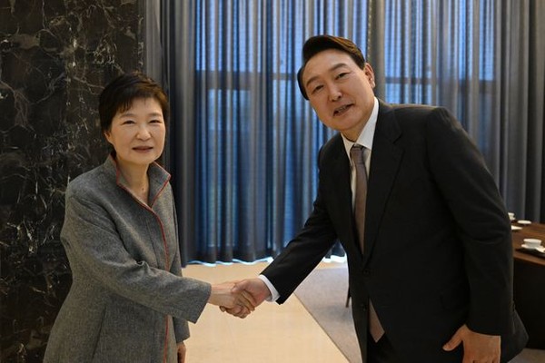 President-elect Yoon Suk-yeol (right) shakes hands with former Presdient Park Geun-hye. Yoon says, “I am very sorry for what has happened in the past and I hope that everything will be alrght in the future.”
