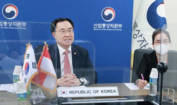 Trade, Industry, and Energy Minister Moon Sung-wook holds a videoconference with Indonesia’s Trade Minister Muhammad Lutfi on April 11.