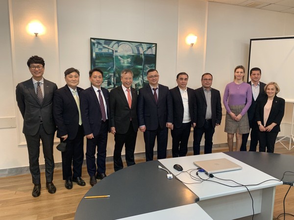 한국조폐공사는 이달 초 우즈베키스탄 조폐공사와 요판잉크 수출 확대 협의를 진행했다고 밝혔다. (왼쪽 네번째 반장식 조폐공사 사장, 왼쪽 다섯번째 드주마예프 박티요르 우즈베키스탄 조폐공사 사장)
