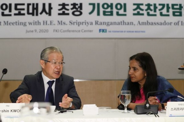 Ambassador Sripriya Ranganathan of India in Seoul (right) talks with Vice Chairman Kwon Tae-shin of the Federation of Korean Industries at a breakfast meeting in Yeouido, Seoul, on June 9, 2020.