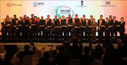 Participants from Korea and India hold hands at the Korea-India Business Summit held in New Delhi, India on Jan.14, 2016.