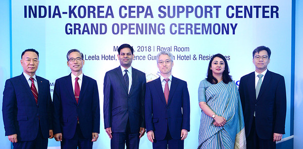 Key figures attending the opening ceremony of the ‘Korea-India CEPA Utilization Support Center’ are taking a commemorative photo. (From left: Chairman Kim Kiwan of KOCHAM INDIA, Director Park Hansoo of KOTRA Southwest Asia Regional Headquarters, Director Vijay Kothari of the Ministry of Commerce India, Director Cho Young-shin of the Ministry of Trade, Industry and Energy, Deputy Commissioner Mandeep Sangha for Customs of CBIC, Minister Counselor Kim Min-cheol of Korean Embassy in India )