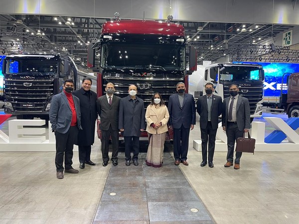 Chairman Anil Sinha of ICCK (third from right) and Ambassador Sripriya Ranganathan (fourth from right) of India in Seoul attend the Tata Daewoo Commercial Vehicle new car presentation in January 2022.
