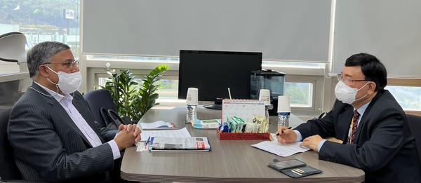 아닐 신하 ICCK 회장(왼쪽)이 4월 15일 서울 서초구 ICCK 사무소에서 코리아포스트 이갑수 편집국장과 인터뷰를 하고 있다.