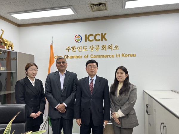 4월 15일 서울 ICCK 사무소에서 신하 ICCK 회장과 코리아포스트 이갑수 편집국장 (왼쪽에서 2번째, 3번째)이 김호연 ICCK 과장 (맨 오른쪽)과 인터뷰를 마친 후 기념 촬영하고 있다.