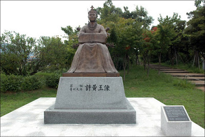 Bronze statue of Queen Heo Hwang-ok at Sureungwon, Seosang-dong, Gimhae City, South Gyeongsang Province