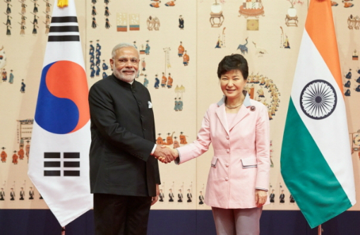 The then President Park Geun-hye (right) and Indian Prime Minister Narendra Modin had a summit meeting at the Presidential office Cheong Wa Dae on May 18, 2015.