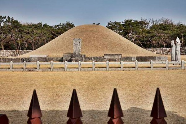 The magnificent view of King Kim Suro's tomb