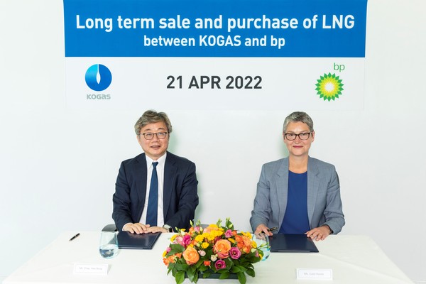 한국가스공사 채희봉 사장(왼쪽)과 bp社 수송 부문  캐롤 하울 사장이 LNG를 최대 18년간 도입하는 계약 체결.