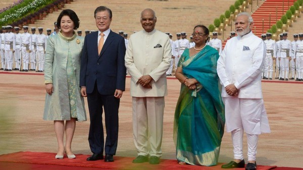 문재인 대통령(왼쪽에서 두번째)과 김정숙 여사(왼쪽)가 2018년 7월 10일 뉴델리 대통령궁에서 열린 공식 환영식에서 람 나트 코빈드 인도 대통령 부부내외와 나렌드라 모디 인도 총리(오른쪽 첫번째)와 기념촬영을 하고 있다.