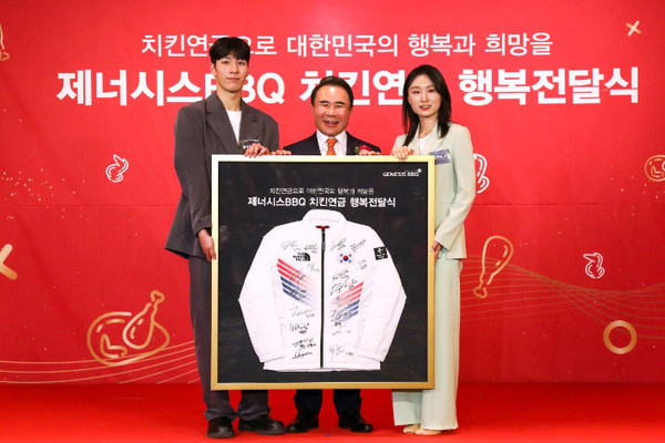 Genesis BBQ Chairman Yoon Hong-geun (center) poses with short track speed skaters Hwang Dae-heon (left) and Choi Min-jeong (right) during a ceremony in Seoul on April 21, 2022, after presenting BBQ chicken coupons to them as rewards for winning gold medals at the 2022 Beijing Winter Olympics.