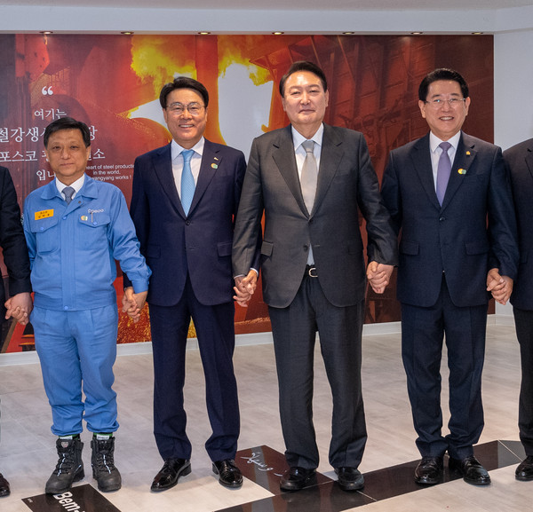 President-elect Yoon Suk-yeol (third from left) poses with POSCO Group Chairman Choi Jung-woo (second from left) and other guests at Gwangyang Steel Mill. Yoon visited to encourage POSCO executives and employees.