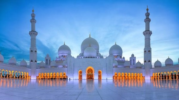 Wide picture of the Sheikh Zayed Mosque, Grand Mosque, Abu Dhabi in the evening.