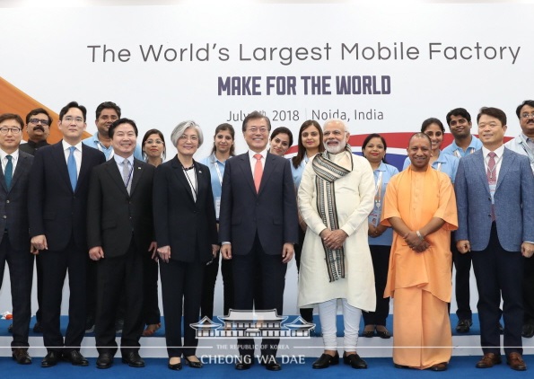 President Moon Jae-in, Indian Prime Minister Narendra Modi (fourth and third from right, respectively), and Samsung Electronics Vice Chairman Lee Jae-yong (second from left) attend the completion ceremony of Samsung Electronics' second plant in Noida, Uttar Pradesh, India on July 9, 2018.