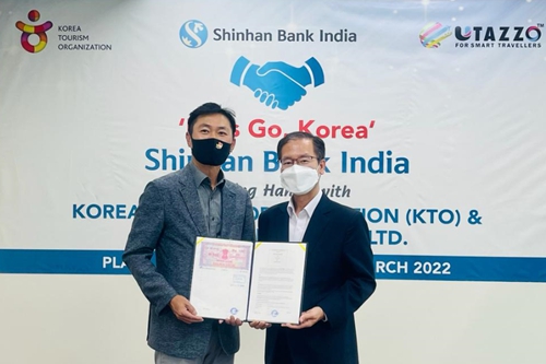 Seo Bong-kyun, head of Shinhan Bank's Indian headquarters (right), and Choi Young-gul, head of the Korea Tourism Organization's New Delhi branch, take a commemorative photo for the "Business Agreement to Attract Indian Tourists" held at Shinhan Bank's Indian headquarters in Mumbai, India on March 14, 2022
