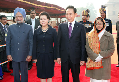The then President Lee Myung-bak and First Lady Kim Yoon-ok (third and second from left) pose for the camera with Prime Minister Narendra Modi of India (far left).