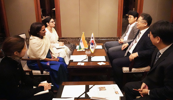 President Lee Jae-young of KIEP (second from right) and Ambassador Sripriya Ranganathan of India (second from left) discuss ways to strengthen Korea-India economic cooperation on Oct. 25, 2019.