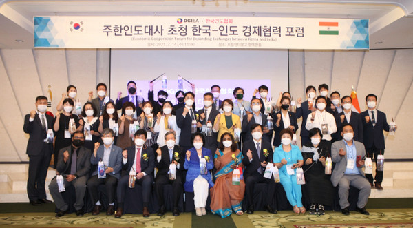 Ambassador Sripriya Ranganathan of India (front row, fifth from right), along with other guests, attends the Korea-India Economic Cooperation Forum.